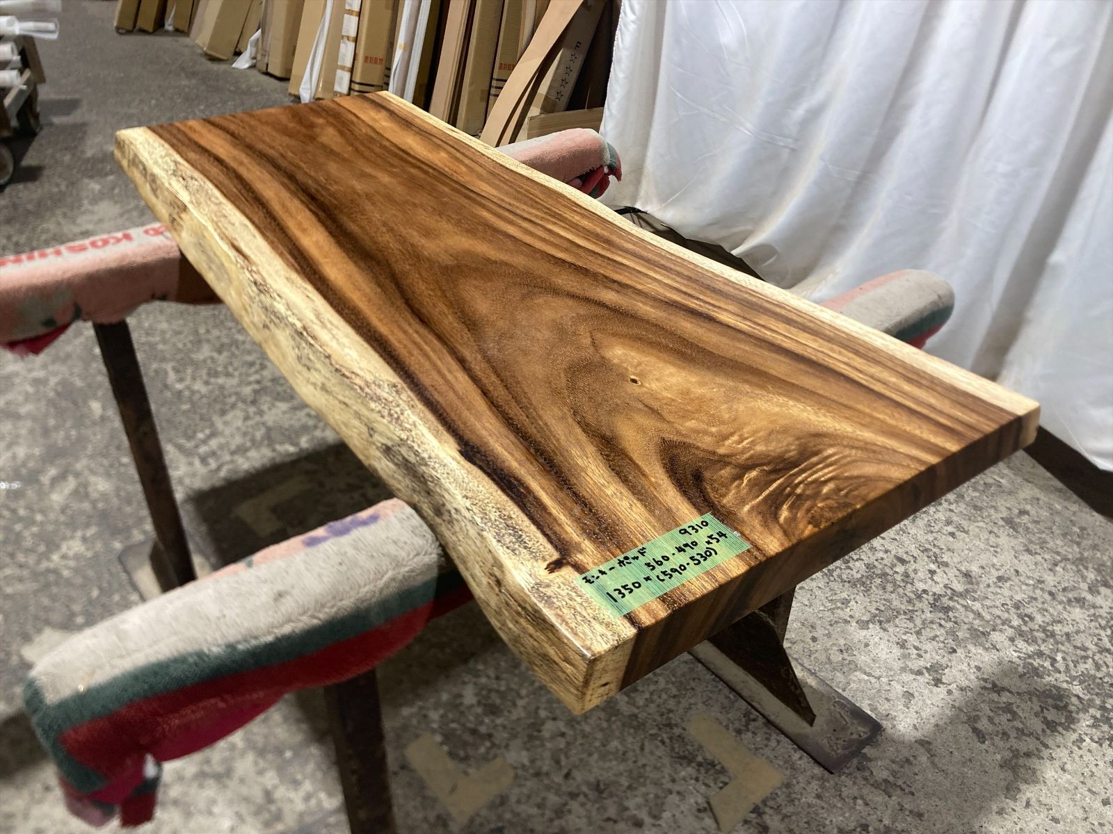 モンキーポッド9310 一枚板無垢 乾燥材 1350ｘ560-490ｘ54 mm カウンター センターテーブル ダイニングテーブル