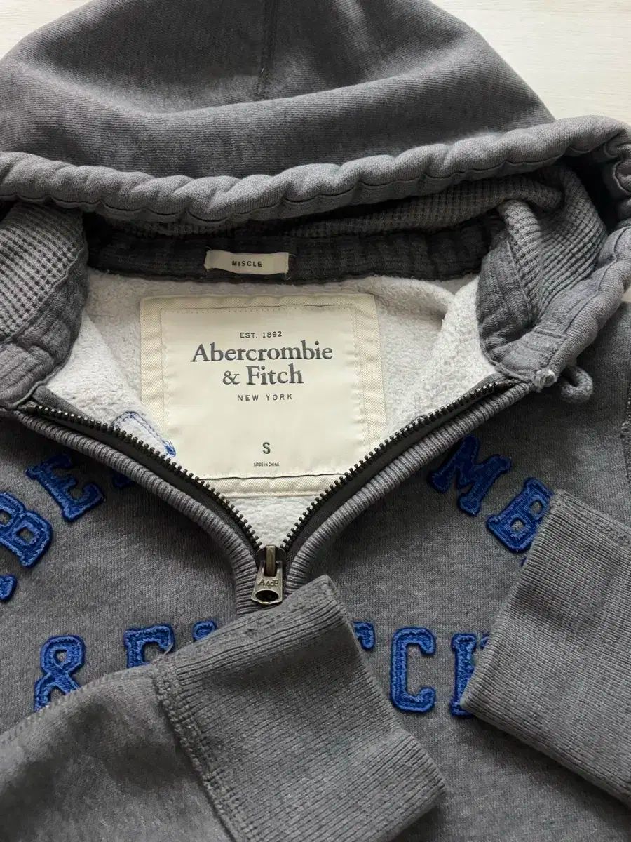 ジップアップ S