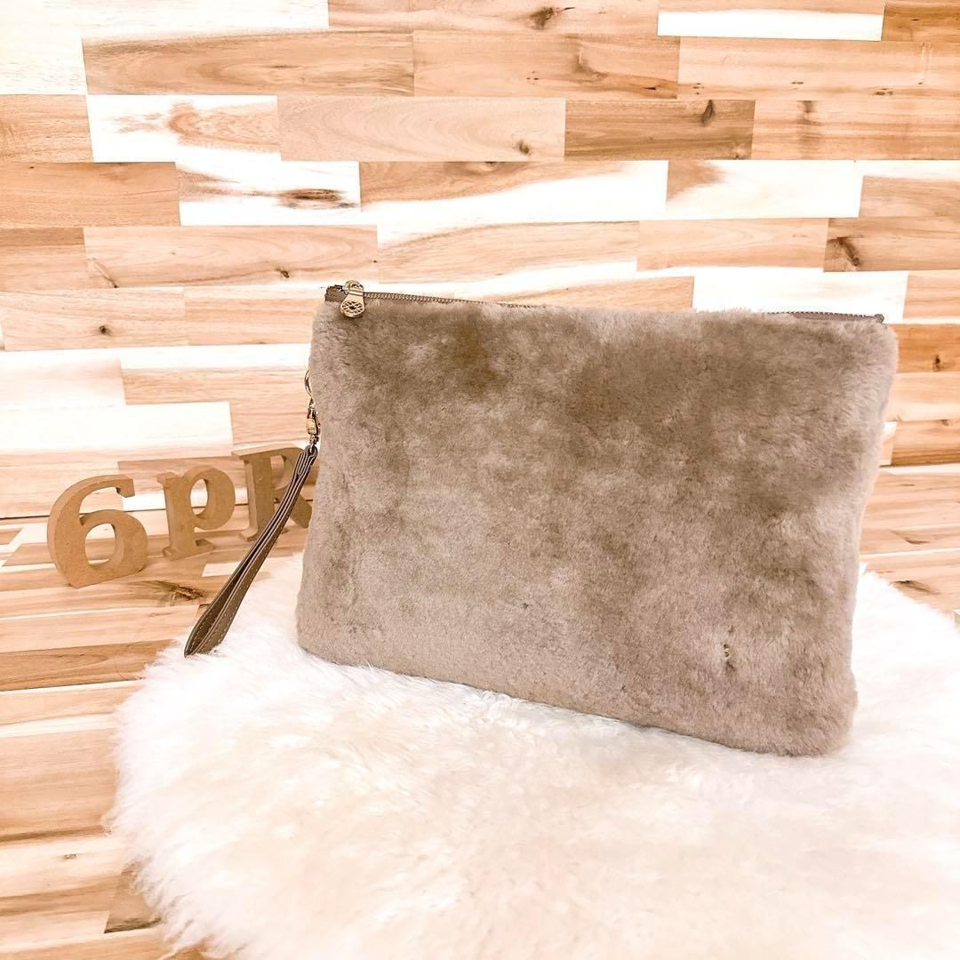 ムータ リアル ムートン クラッチバッグ 8ロゴ グレージュ×金ゴールド A4サイズ