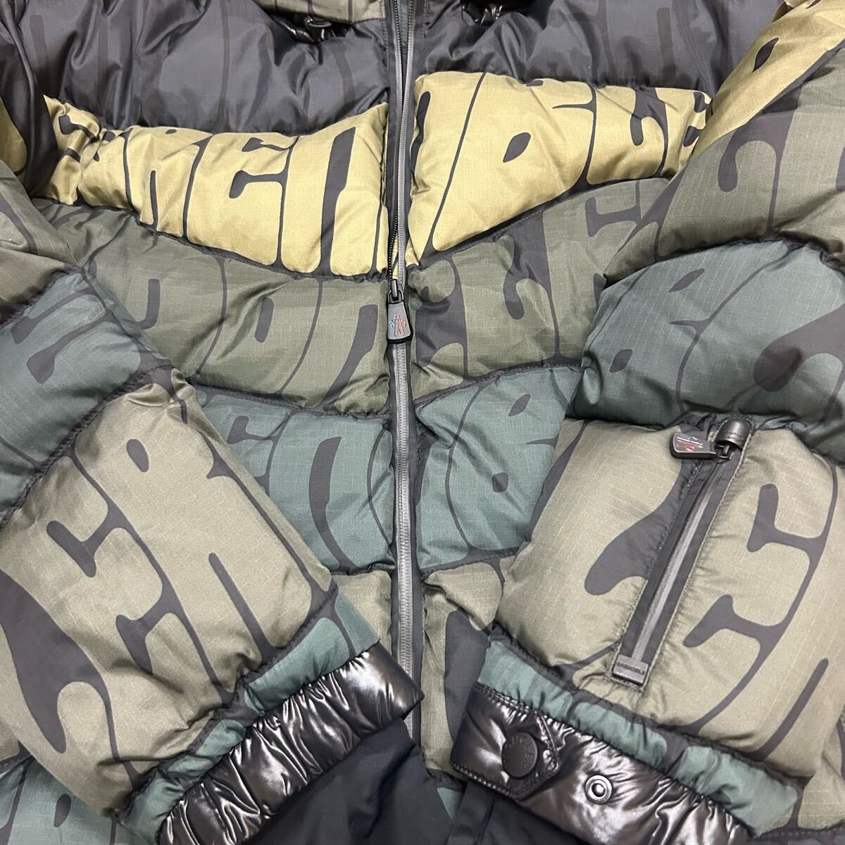 【大放出セール開催中！】 MONCLER GRENOBLE モンクレールグルノーブル LIMMAT ロゴ総柄ダウンジャケット トリコロール 3 メンズ 正規品販売！