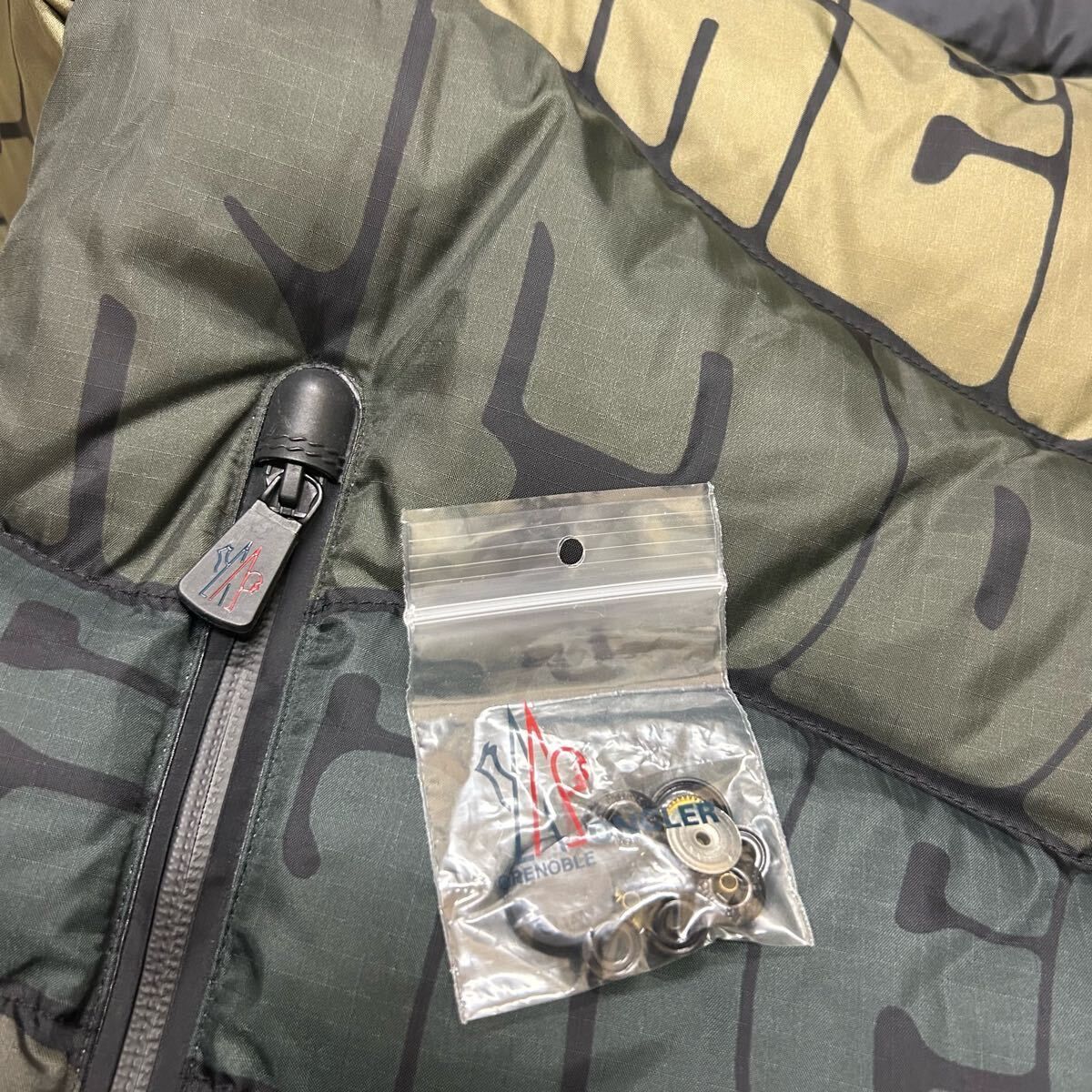 ロゴ総柄ダウンジャケット トリコロール