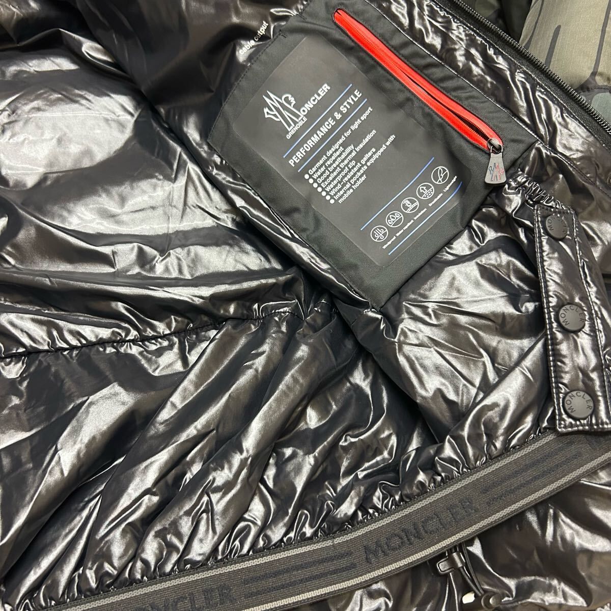 ロゴ総柄ダウンジャケット