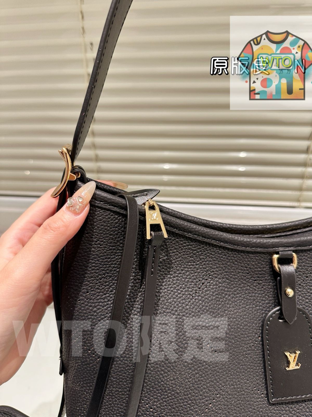 暗紋ロゴが控えめで精巧