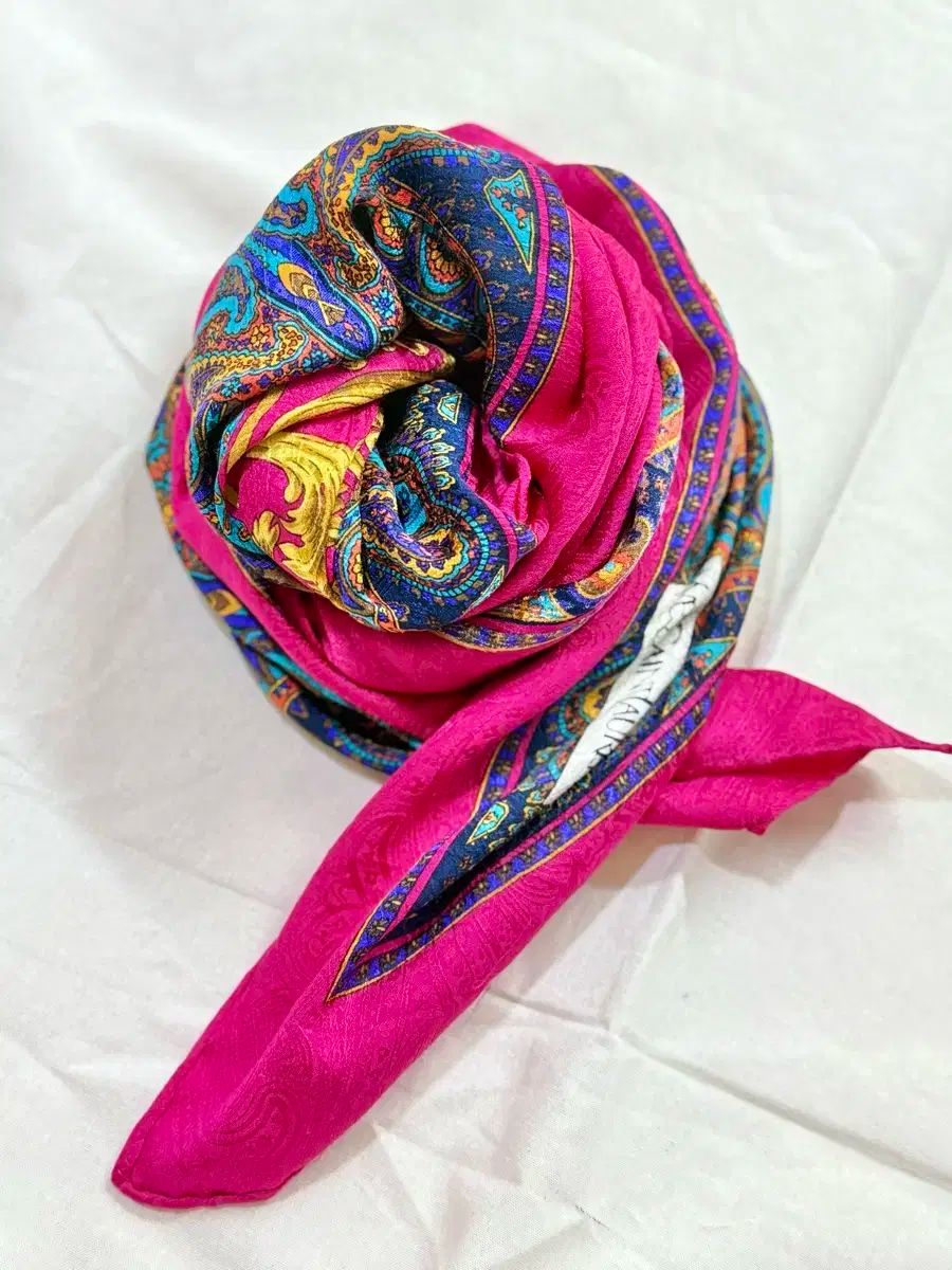 シルク 100% イヴ・サンローラン YSL スカーフ マフラー (Size 85*85