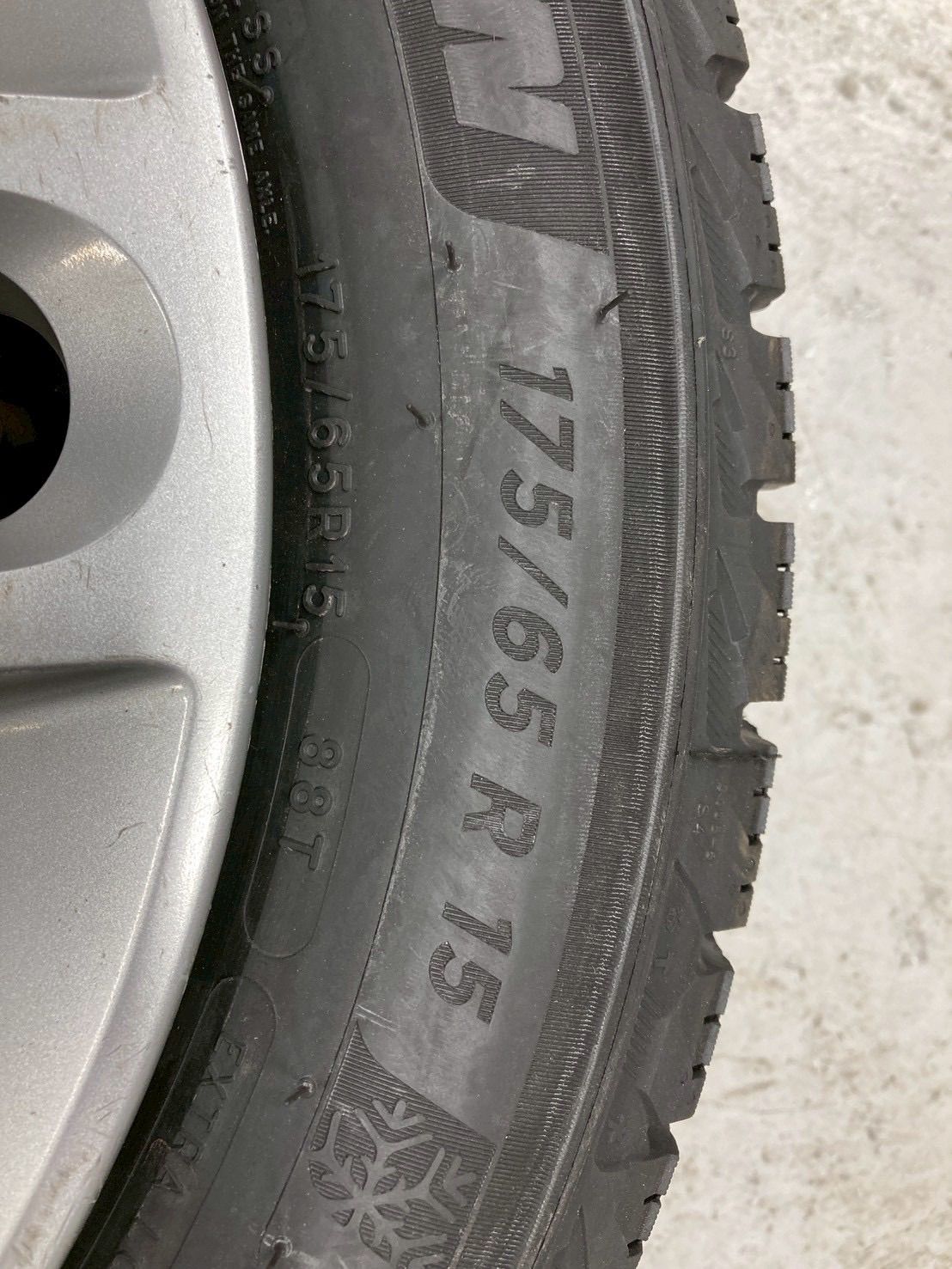 日産キューブ スタッドレス4本セット