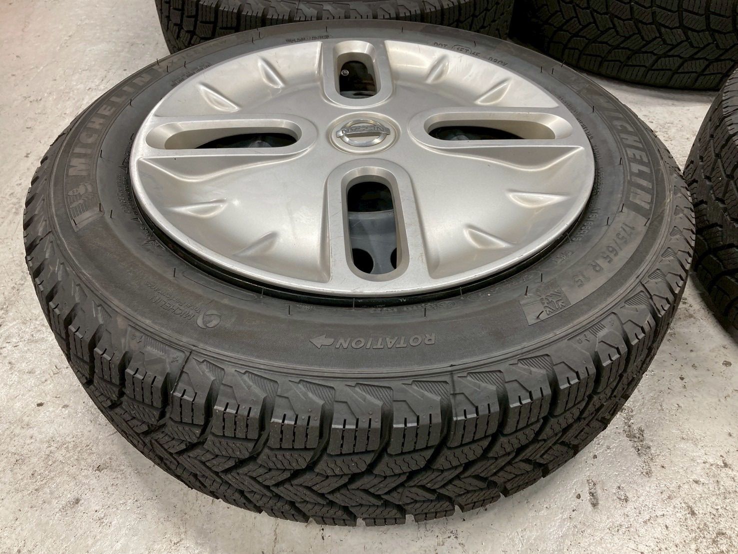  日産キューブ スタッドレス4本セット 15インチ タイヤ ホイールセット