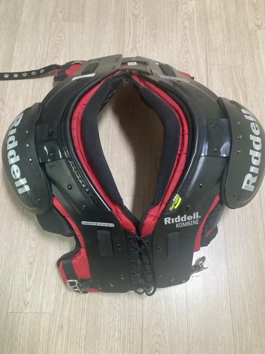 迷サッカー ショルダーパッド リーデル コンバイン A級 Lサイズ