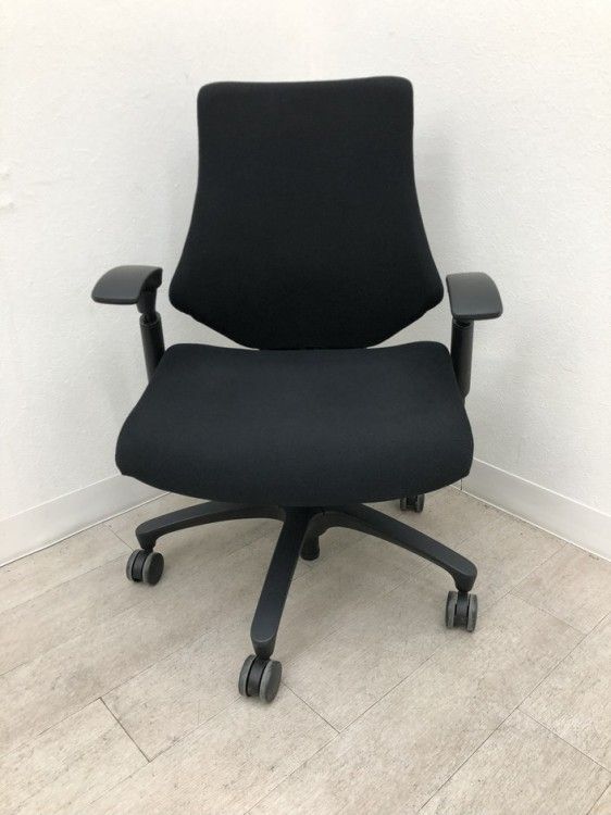  品 イトーキ エフチェア 可動肘付エフチェア KG 340GS ブラック 腰痛対策 オフィスチェア ワークチェア 椅子 チェア