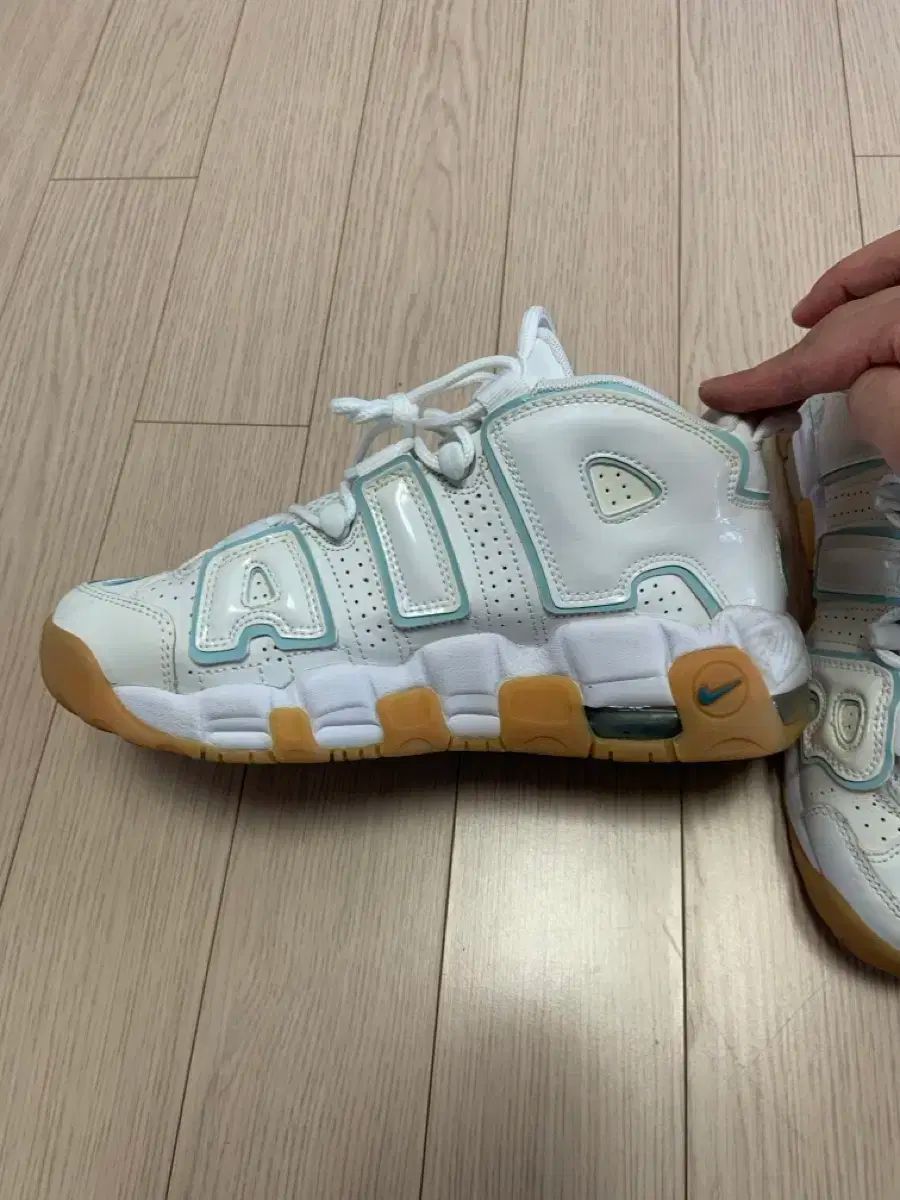 ナイキ エア モア アップテンポ 白 ミント