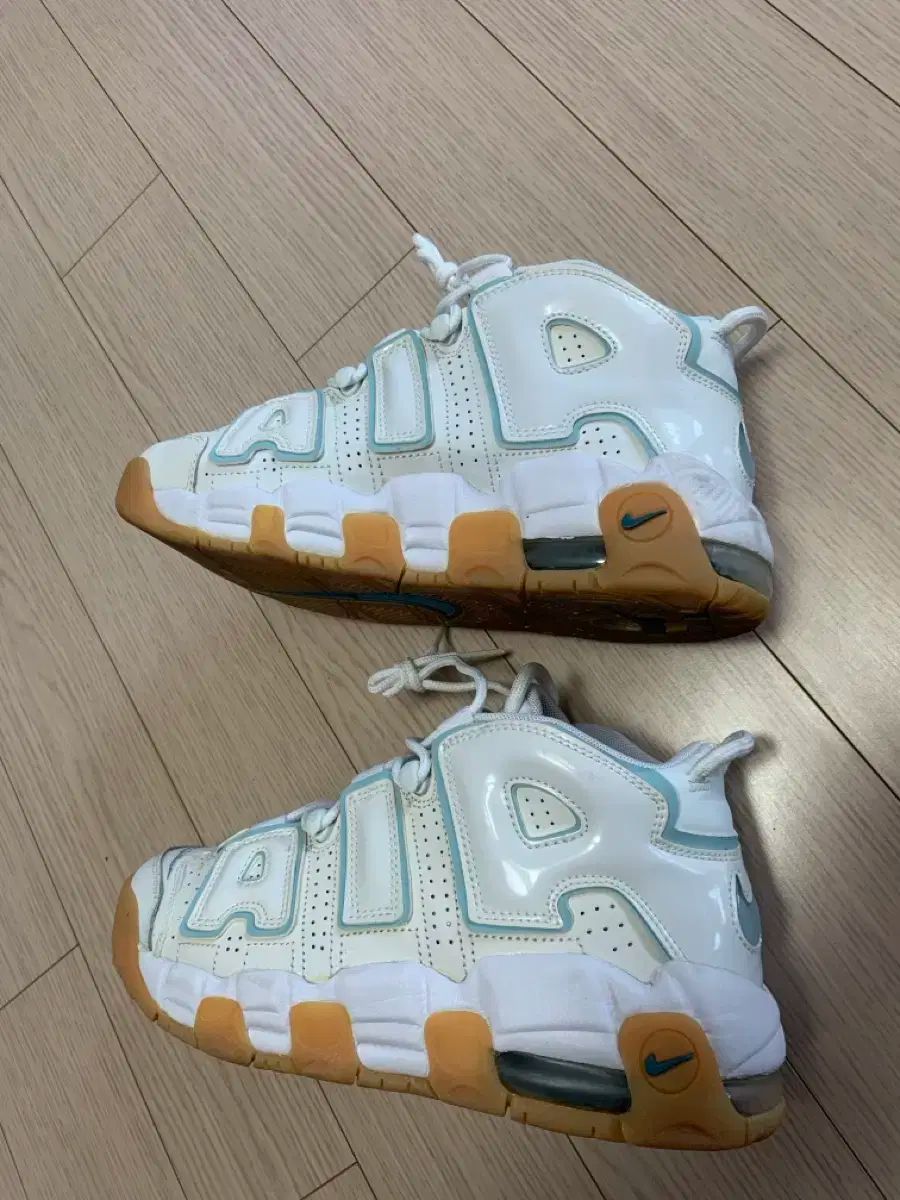 ナイキ エア モア アップテンポ 白 ミント