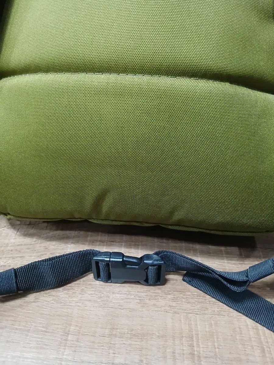 オリーブ色 バックパック