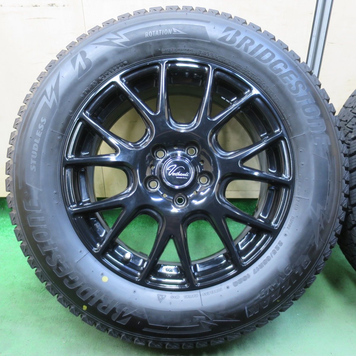 バリ溝 21年 キレイ 9 5分 スタッドレス 225 65 R 17 ブリヂストン ブリザック DM V 3 Verthandi ヴェルサンディ ヴェルザンディ 17インチ PCD 114 5 H 5110506イス