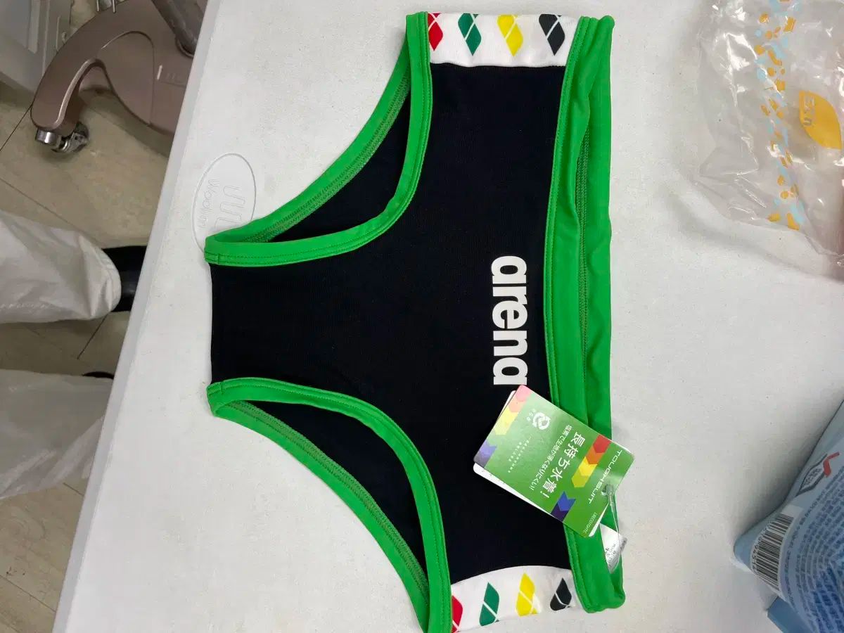 アリーナ ショートスクエア 水着