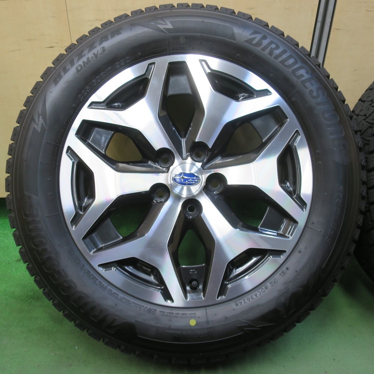 バリ溝 24年 キレイ 9 5分以上 スバル SK フォレスター 225 60 R 17 スタッドレス ブリヂストン ブリザック DM V 3 17インチ PCD 114 5 H 5110706イス