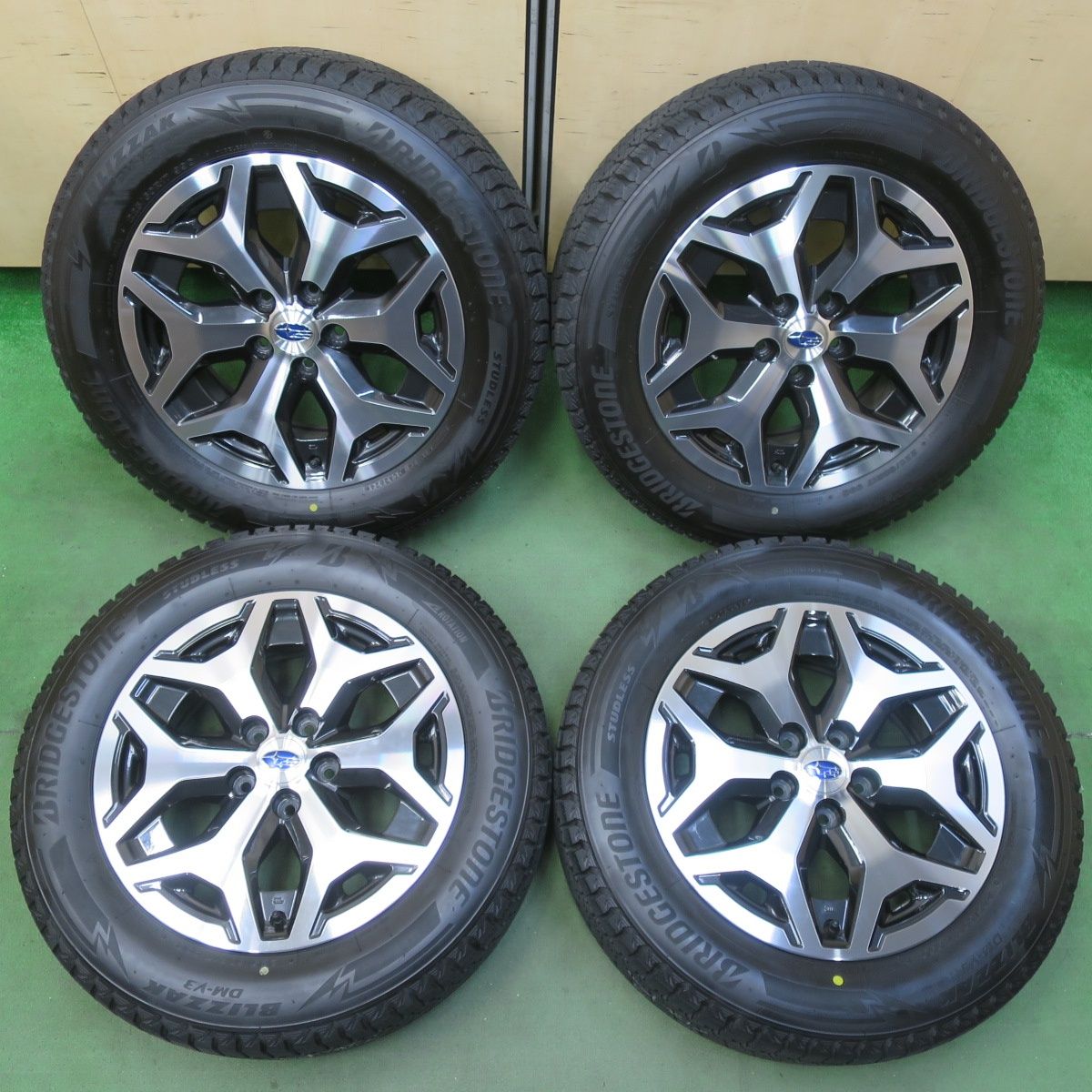 バリ溝 24年 キレイ 9 5分以上 スバル SK フォレスター 225 60 R 17 スタッドレス ブリヂストン ブリザック DM V 3 17インチ PCD 114 5 H 5110706イス