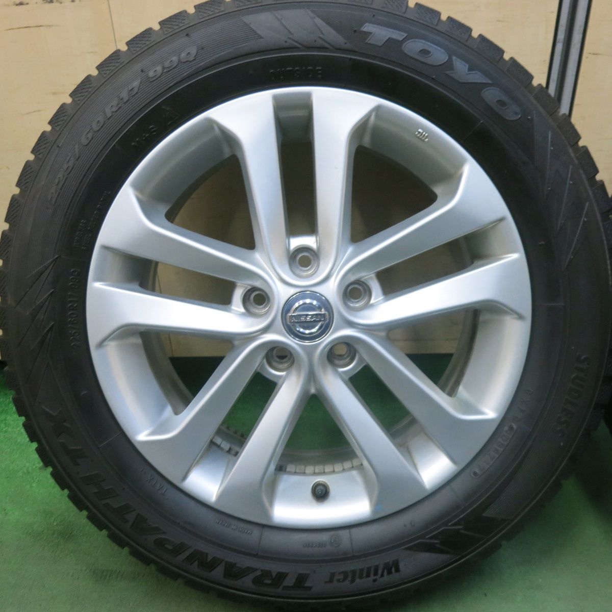 バリ溝！9.5分☆日産 ジューク 純正 225/60R17 スタッドレス トーヨー