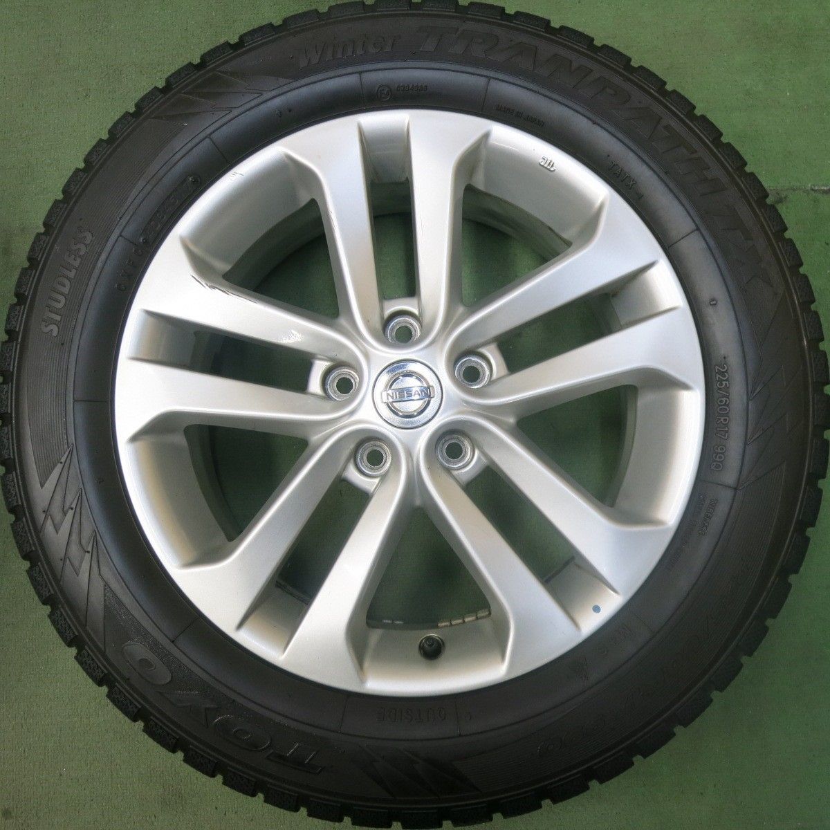 バリ溝！9.5分☆日産 ジューク 純正 225/60R17 スタッドレス トーヨー