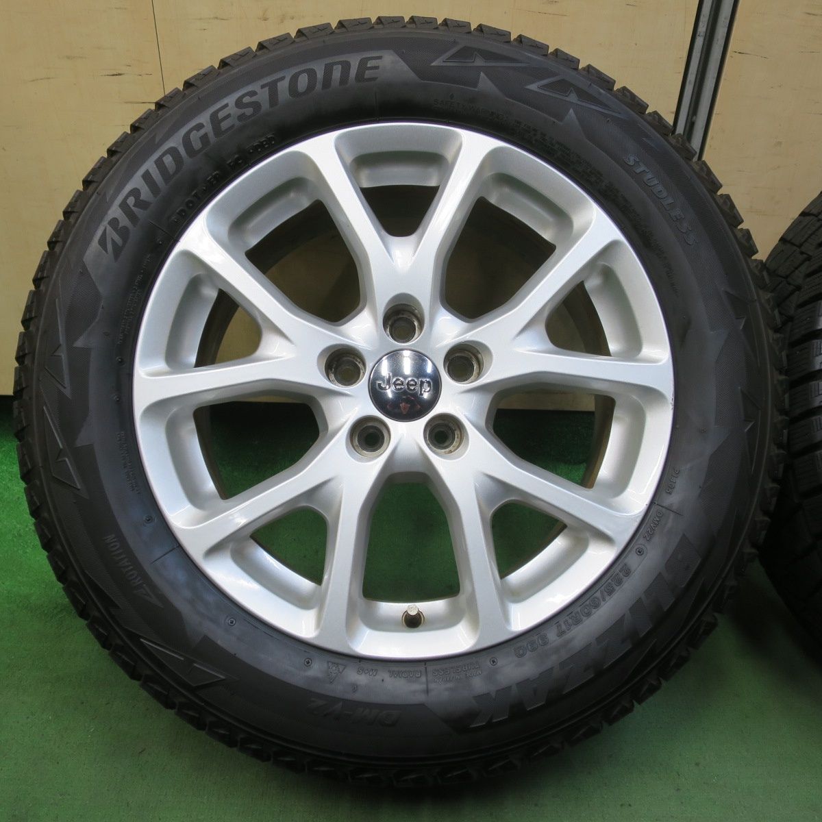 バリ溝 キレイ 8 5分 JEEP ジープ KL チェロキー 225 60 R 17 スタッドレス ブリヂストン ブリザック DM V 2 17インチ PCD 110 5 H 5110707イス