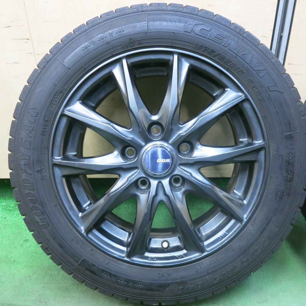 バリ溝 22年 キレイ 8 5分 スタッドレス 175 65 R 15 グッドイヤー アイスナビ7 D O S DOS 15インチ PCD 114 3 5 H ス