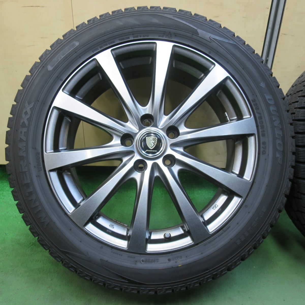 バリ溝！キレイ！9.5分☆スタッドレス 235/50R18 ダンロップ