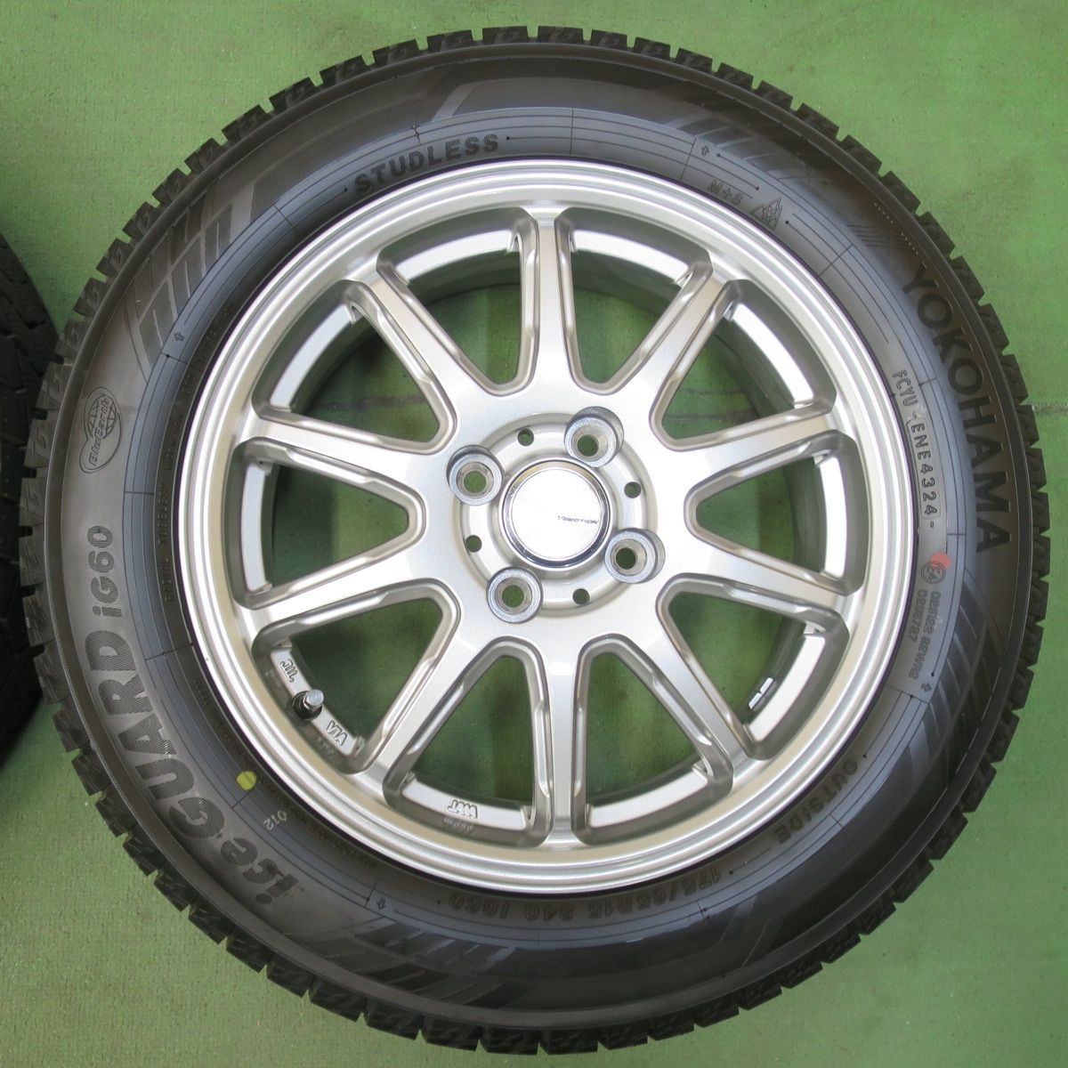 バリ溝！24年！キレイ！ほぼ10分☆スタッドレス 175/65R15 ヨコハマ