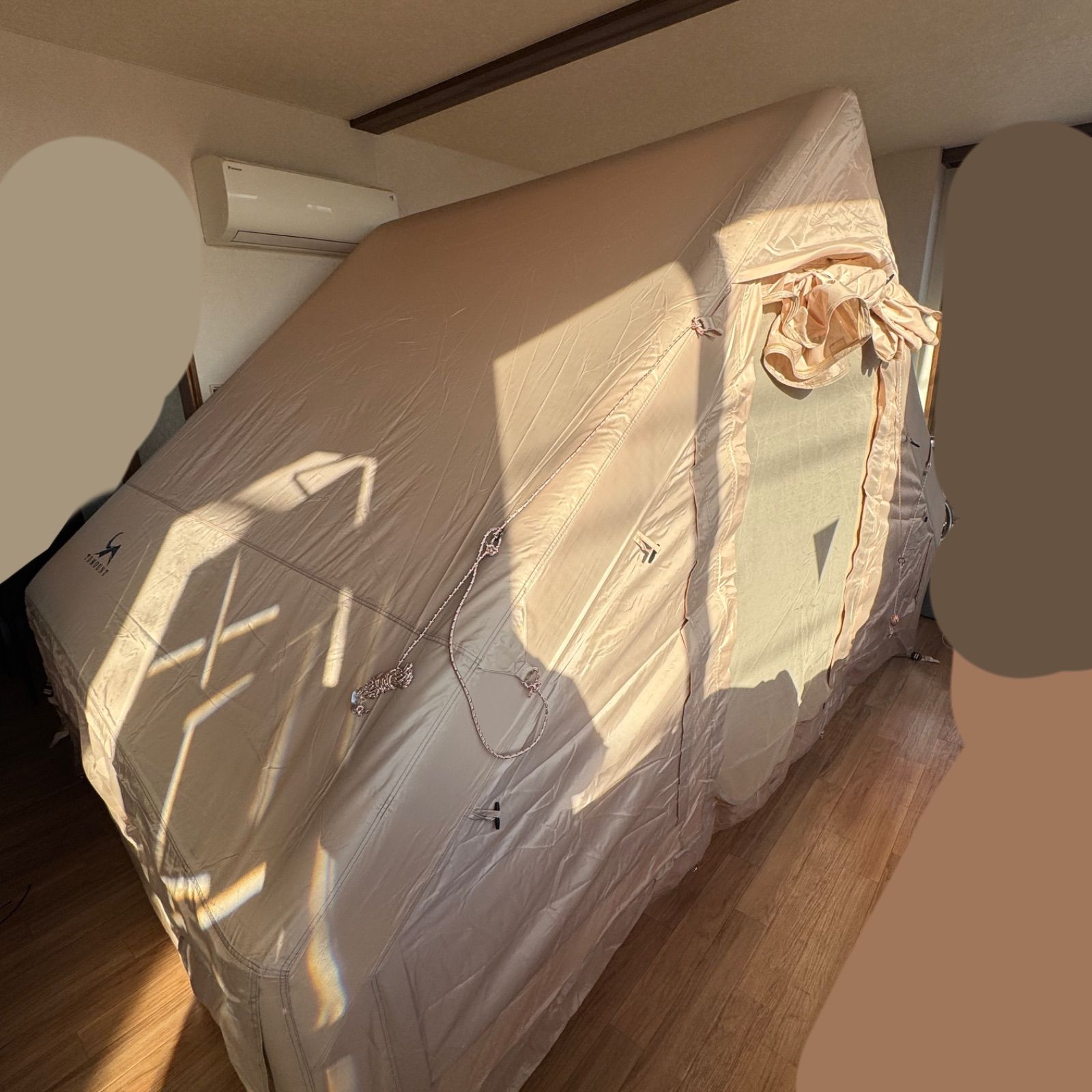 TOMOUNT インフレータブルテント エアーテント 300Dオックスフォード ロッジ型 2 4人用 煙突穴付き ファミリーテント キャンプ 組立簡単 アウトドア 遮熱 耐火 防蚊虫 4シーズン 収納袋付く