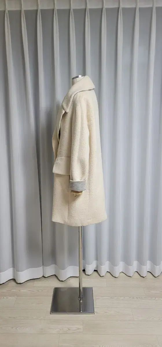 クリーム色コート ほぼ