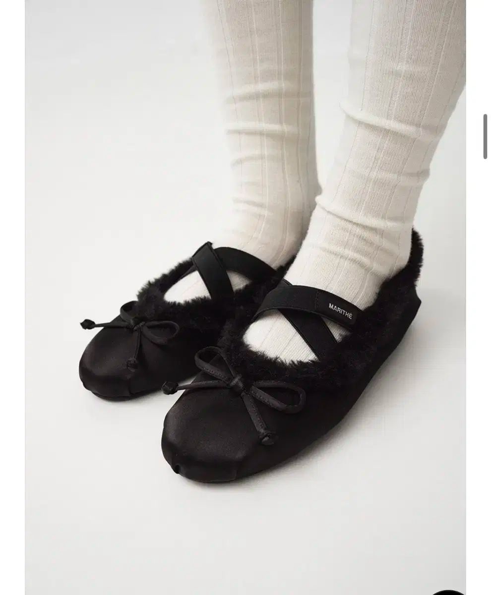 マリテフランソワジルボー クロス ISTJ VENDING MACHINE Ver. ファー フラット シューズ ブラック