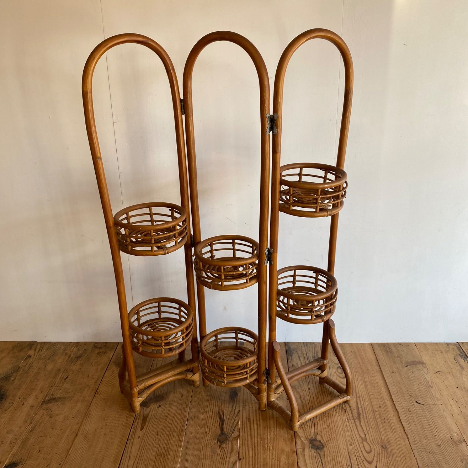 昭和レトロ・ラタン・籐・マガジンラック・フラワースタンド・飾り台 ヴィンテージ ラタン フラワースタンド 飾り棚 プランタースタンド