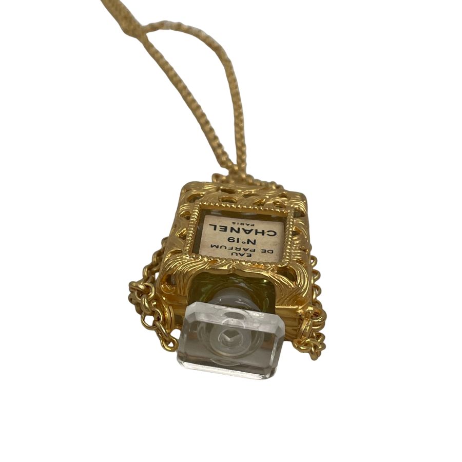 CHANEL 香水ケース ネックレス - メルカリ