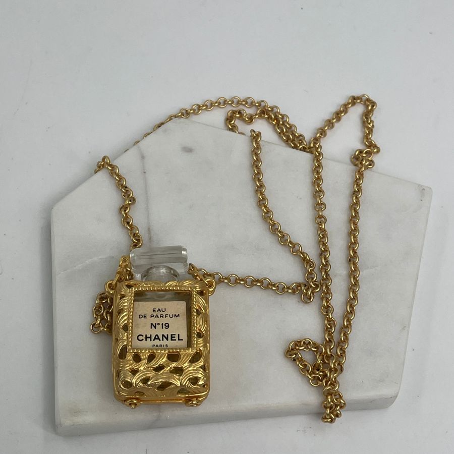CHANEL 香水ケース ネックレス - メルカリ