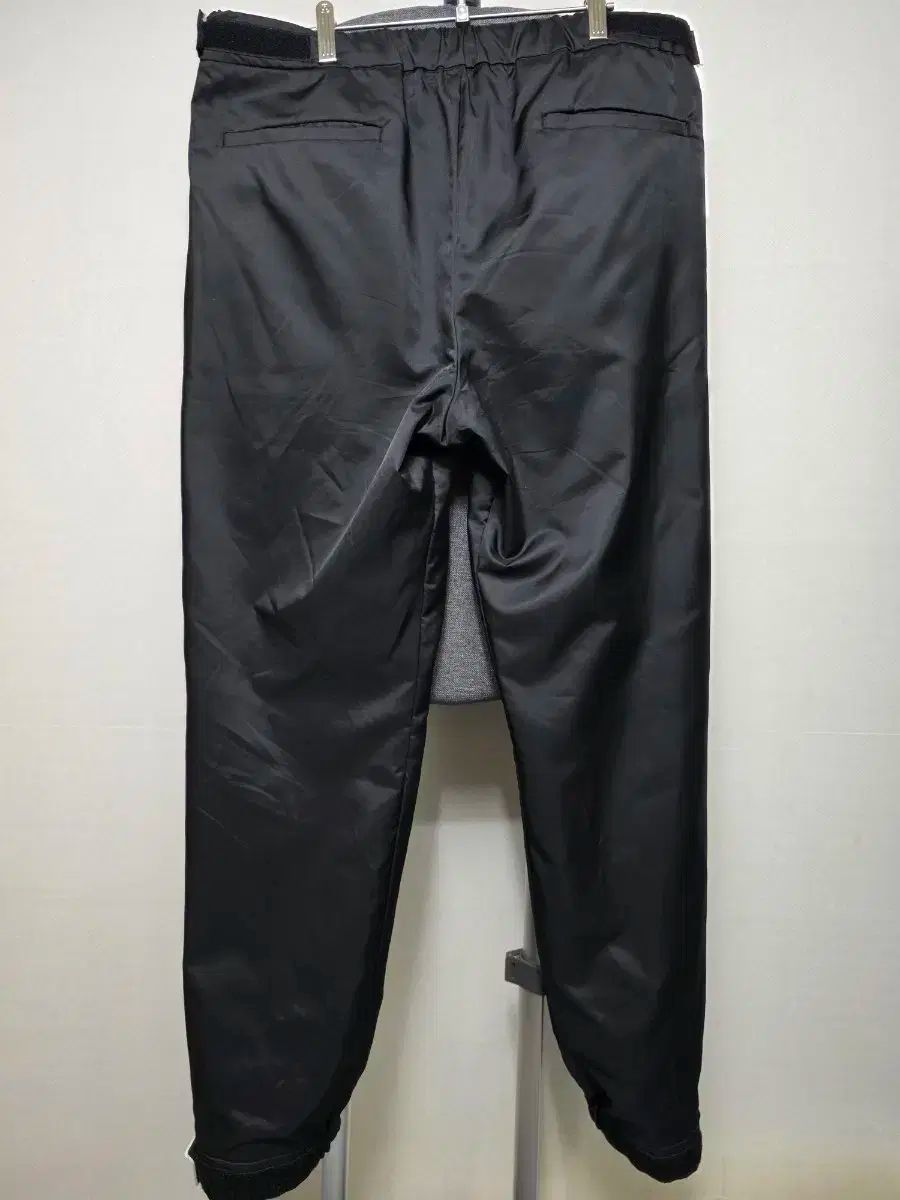 プラダ ナイロン ジョガー パンツ