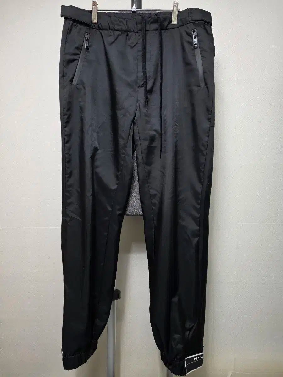 プラダ ナイロン ジョガー パンツ