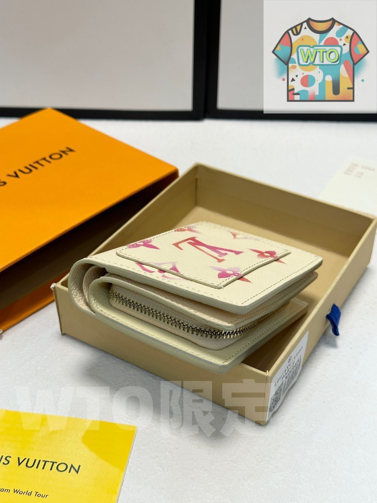 で装飾されたMonogram柄のエンボス加工 WT