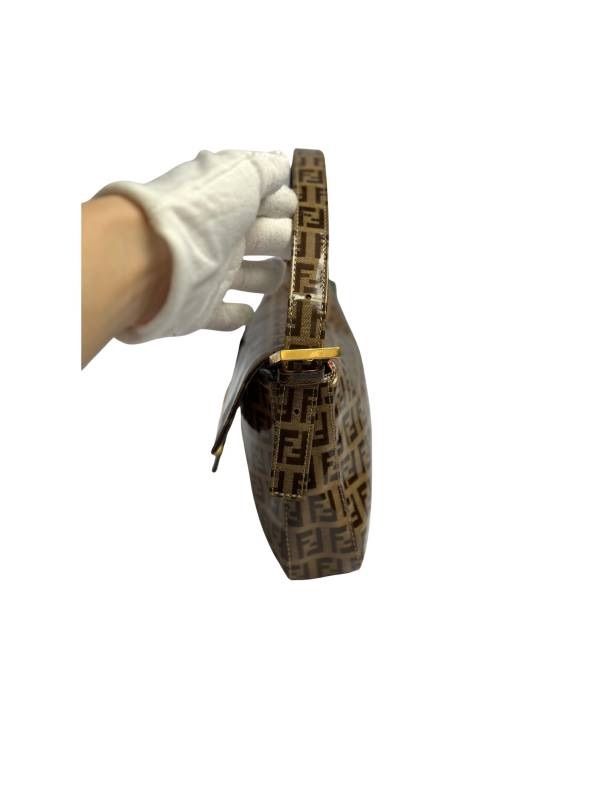 ベージュ ショルダーバッグ