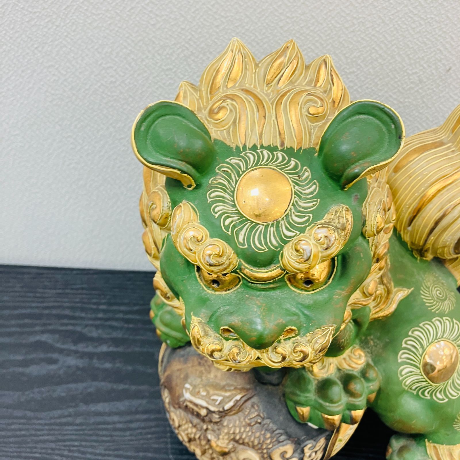 【希少 九谷焼 八幡窯】 須栄義 在銘あり 玉獅子 狛犬 置物 全高：約27cm 希少 九谷焼 八幡窯】 須栄義 在銘あり 玉獅子 狛犬 置物 全高：約