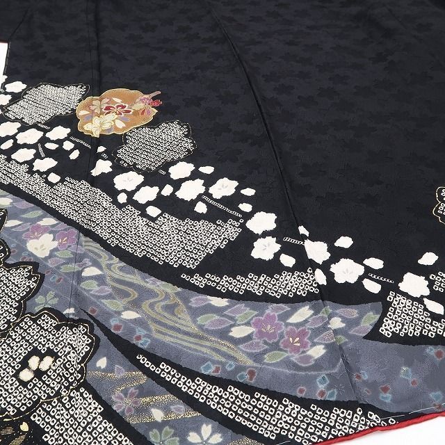 黒に映える桜の気品