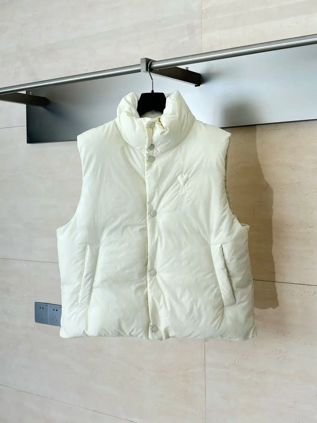 アミ ダウンベスト 白 黒 レディース