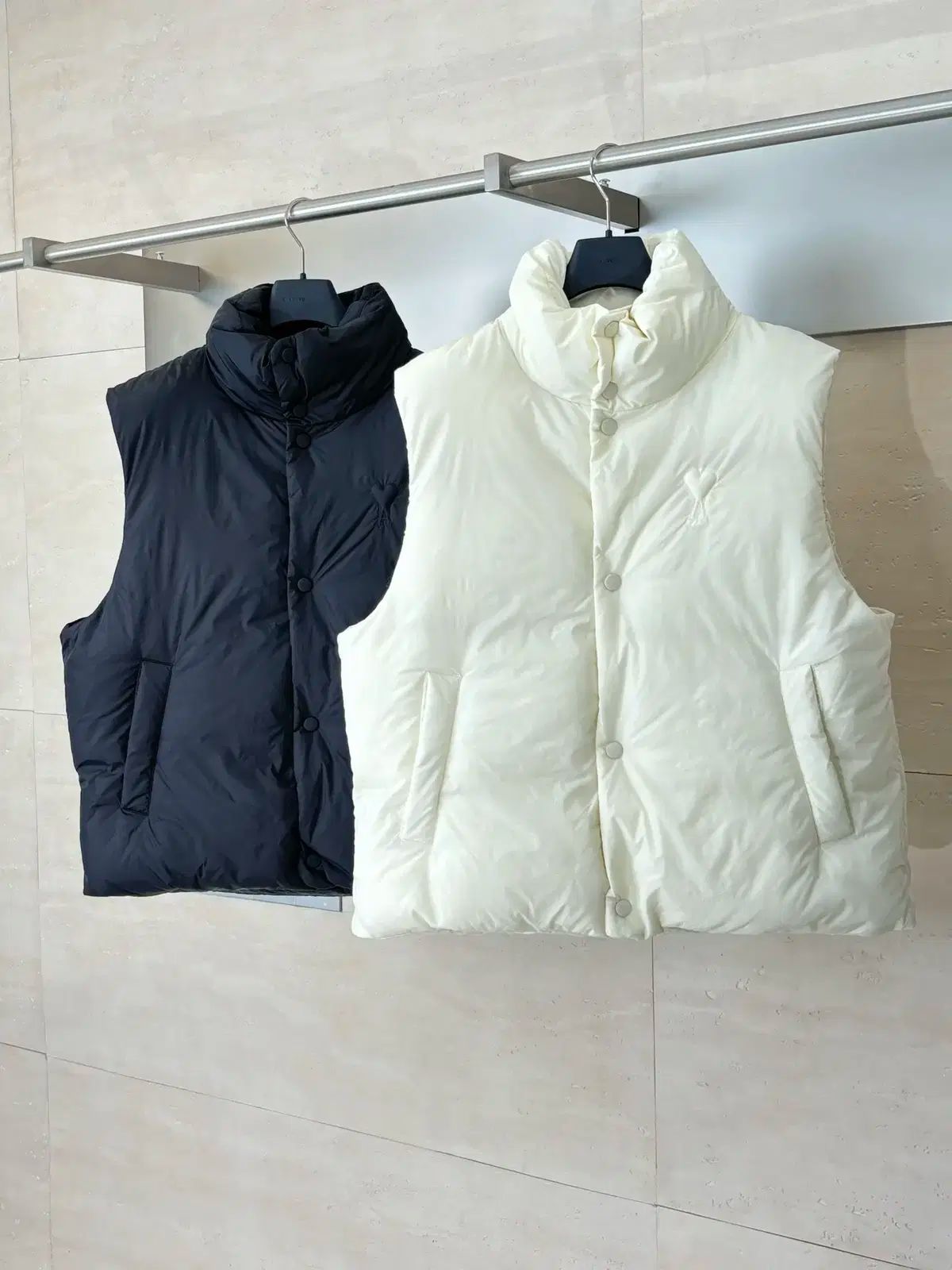 アミ ダウンベスト 白 黒 レディース