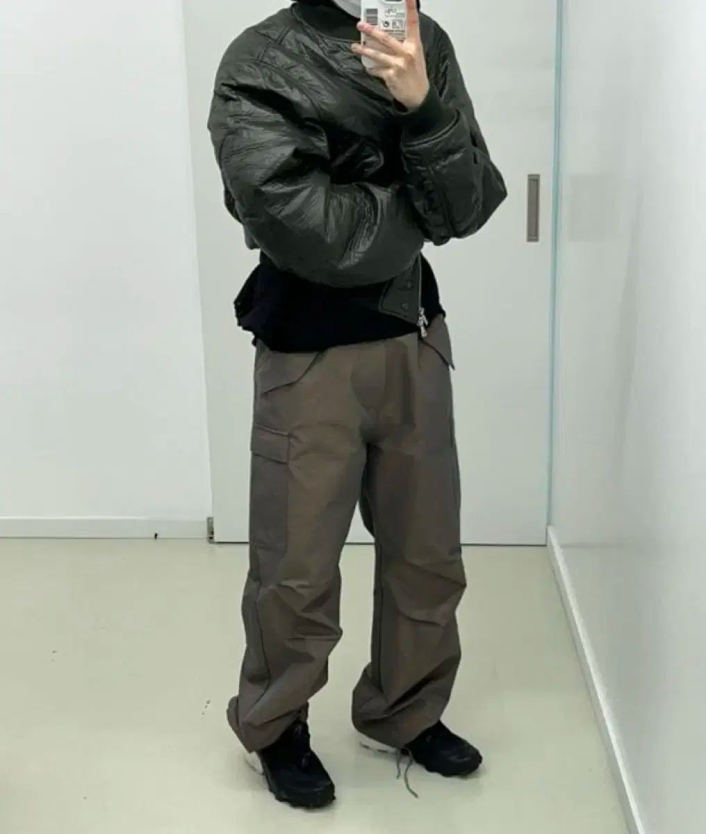 M 999ヒューマニティトラベラーパンツカーキ