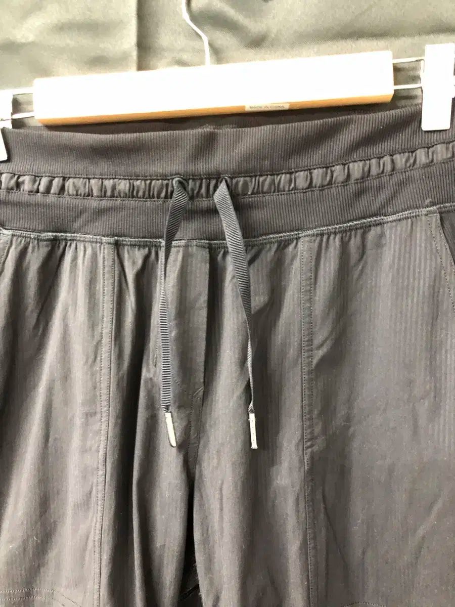 ルルレモン ブラック シャーリング ジョガーパンツ