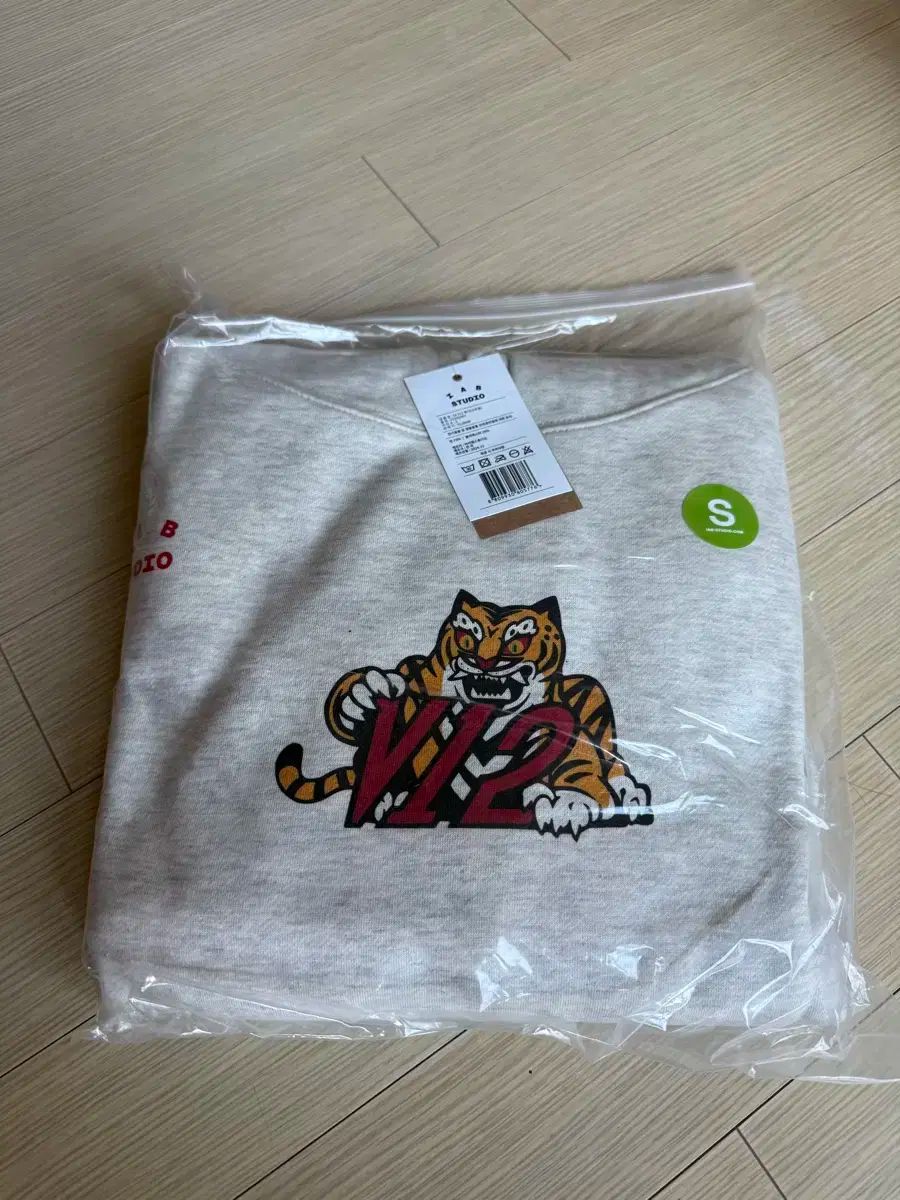 IAB Studio キア タイガース V12 フーディー