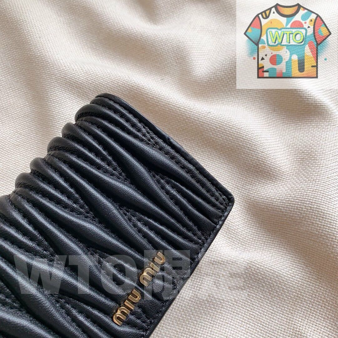 子羊革のコンパクトデザイン