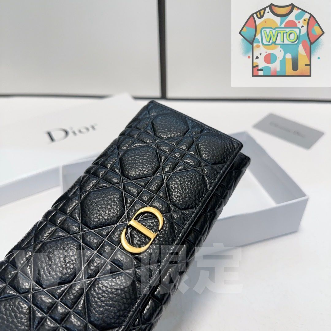 ブラック エンボス加工レザー