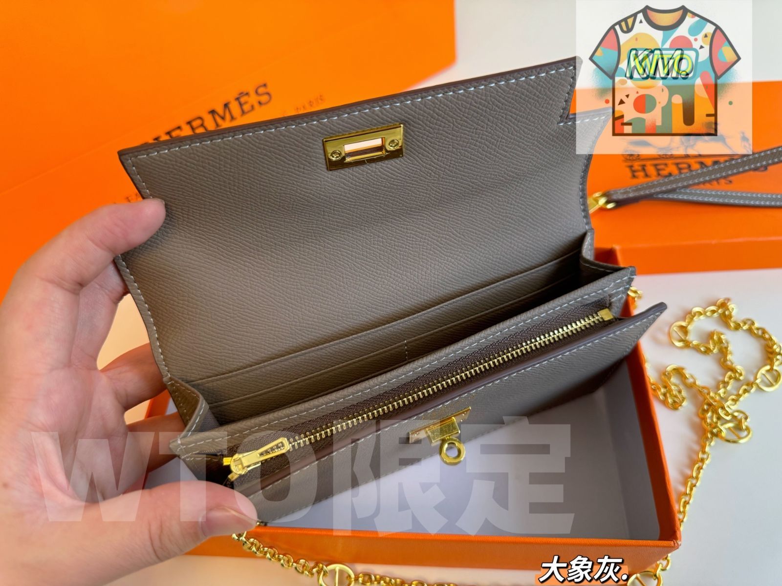  今日 HERMES アドウォレット ゴールドハードウェア チェーン付き でスタイリッシュなデザイン 二つ折り財布 折り財布