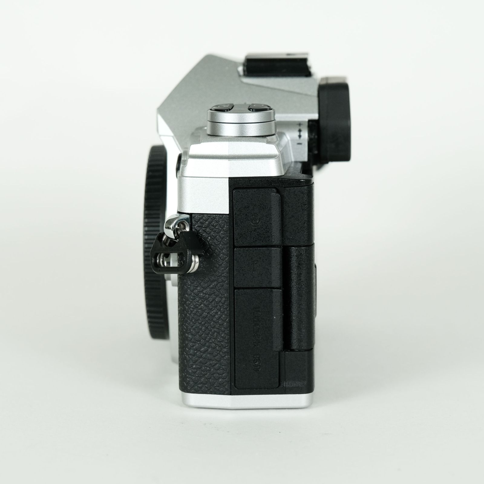 シャッター数5 030回|ボディキャップレンズ付 OLYMPUS OM-D E-M5 Mark III ボディ シルバー ミラーレス一眼カメラ