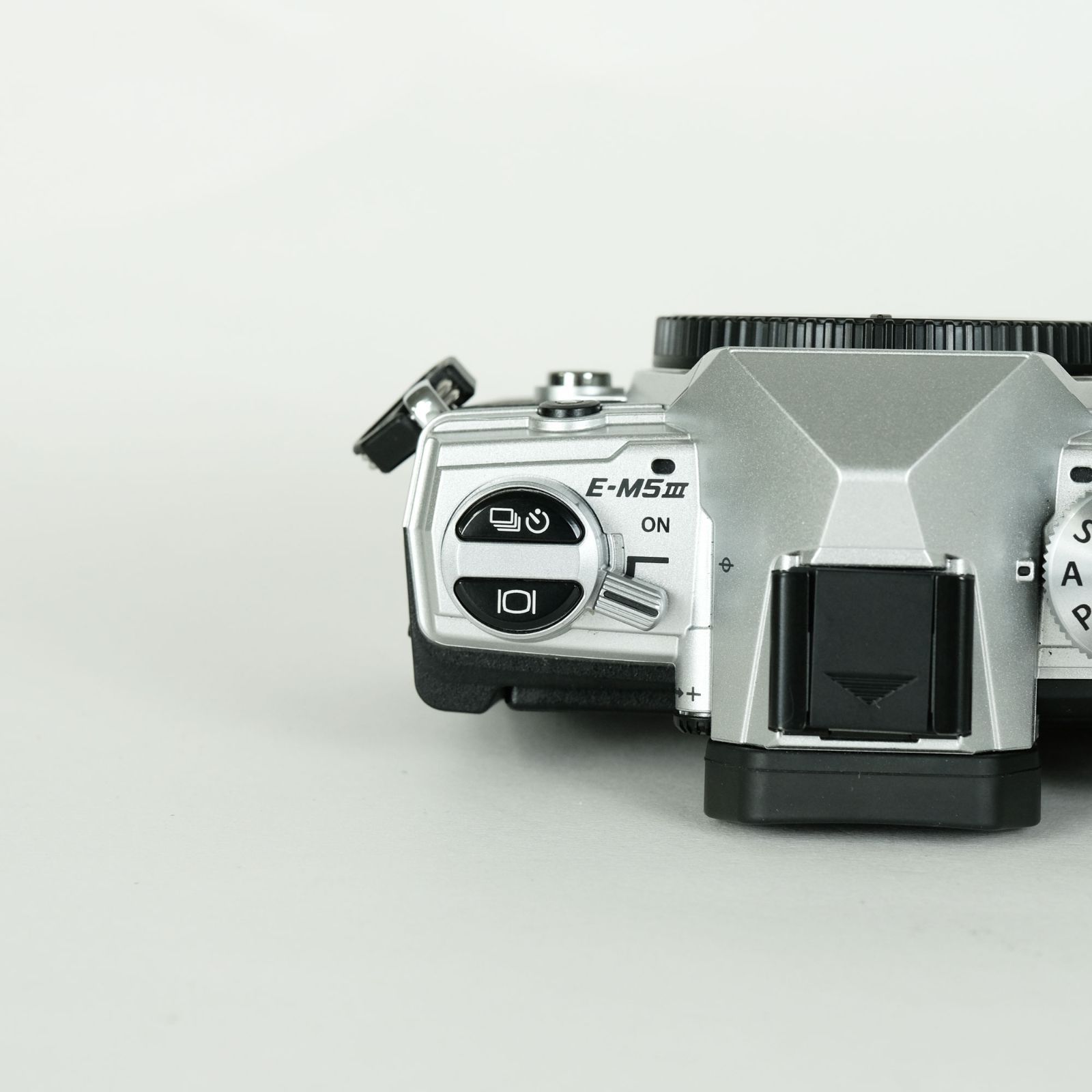 シルバー ミラーレス一眼カメラ