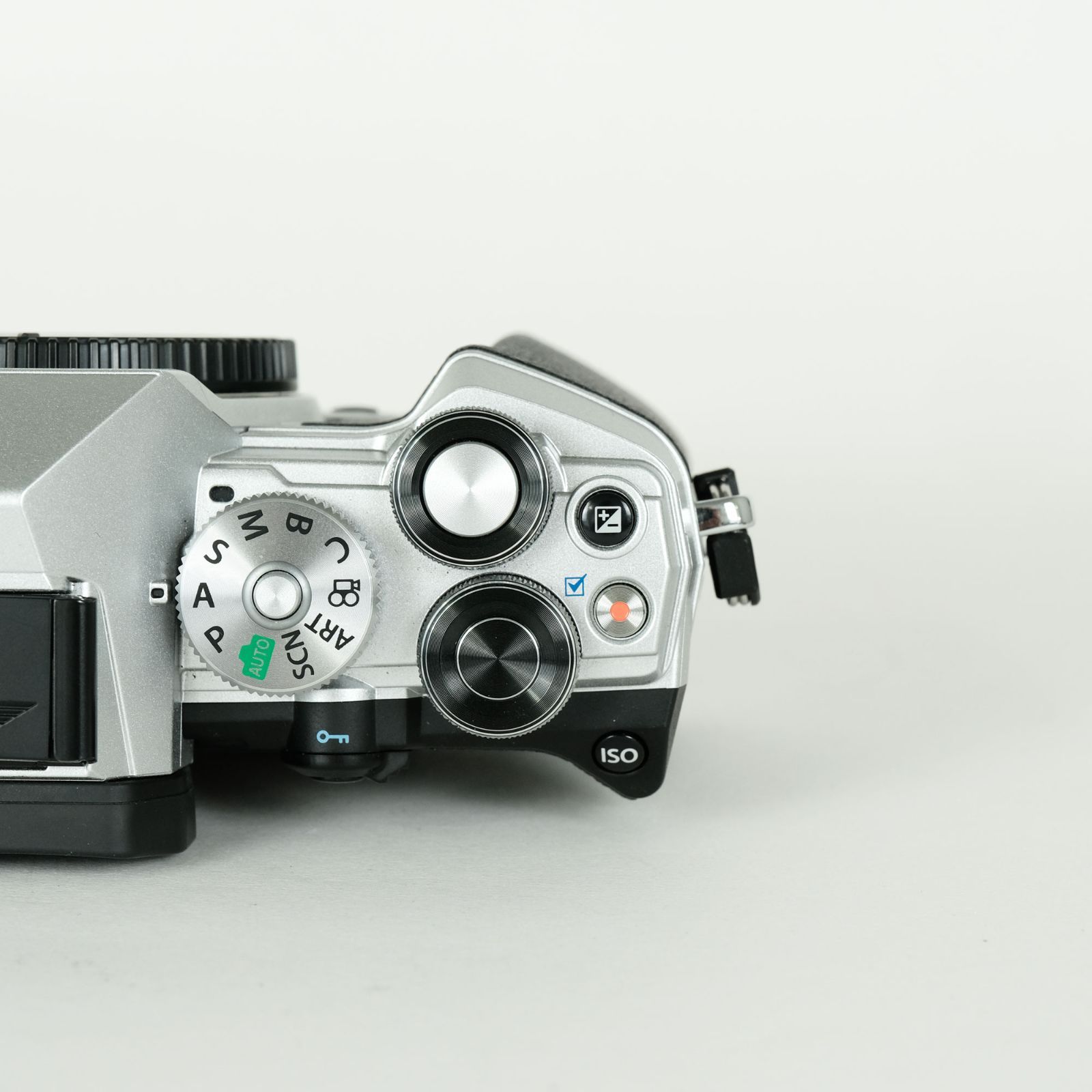 高品質 シャッター数5 030回｜ボディキャップレンズ付 OLYMPUS OM-D E-M5 Mark III ボディ シルバー ミラーレス一眼カメラ