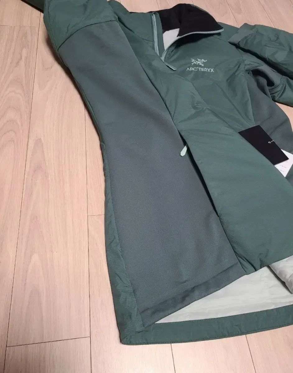 アークテリクス Atom LT フードなし ジャケット ウィメンズ