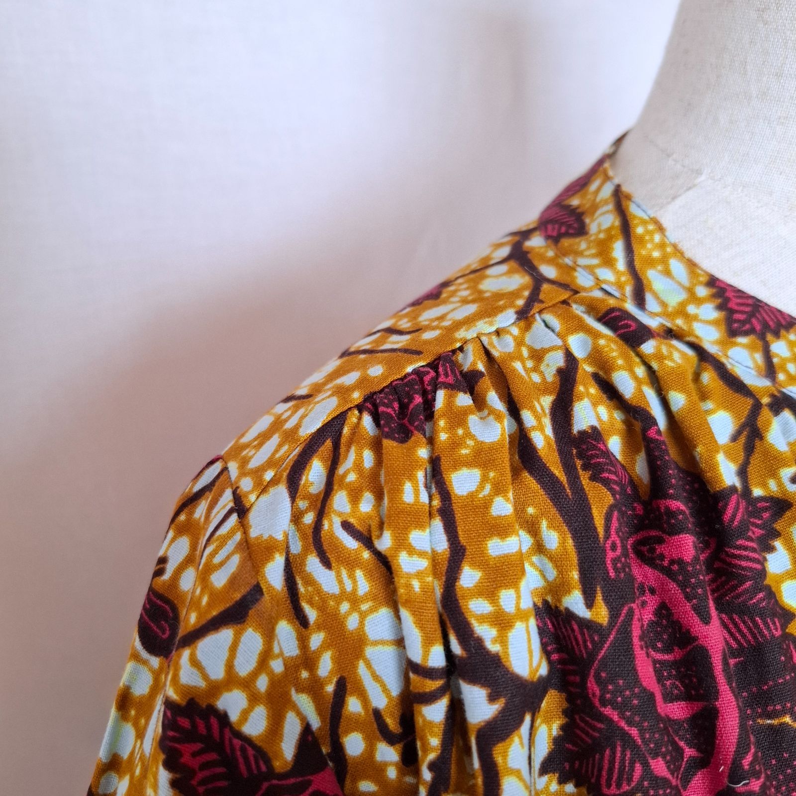 ふんわり袖のギャザーワンピース ローズ